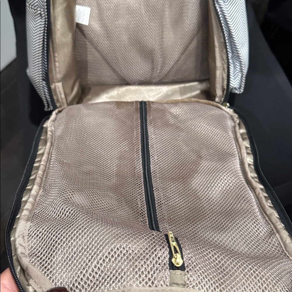 JuJuBe Be Right Back backpack diaper bag in Queen of the Nile chevron pattern - Picture 5 of 14